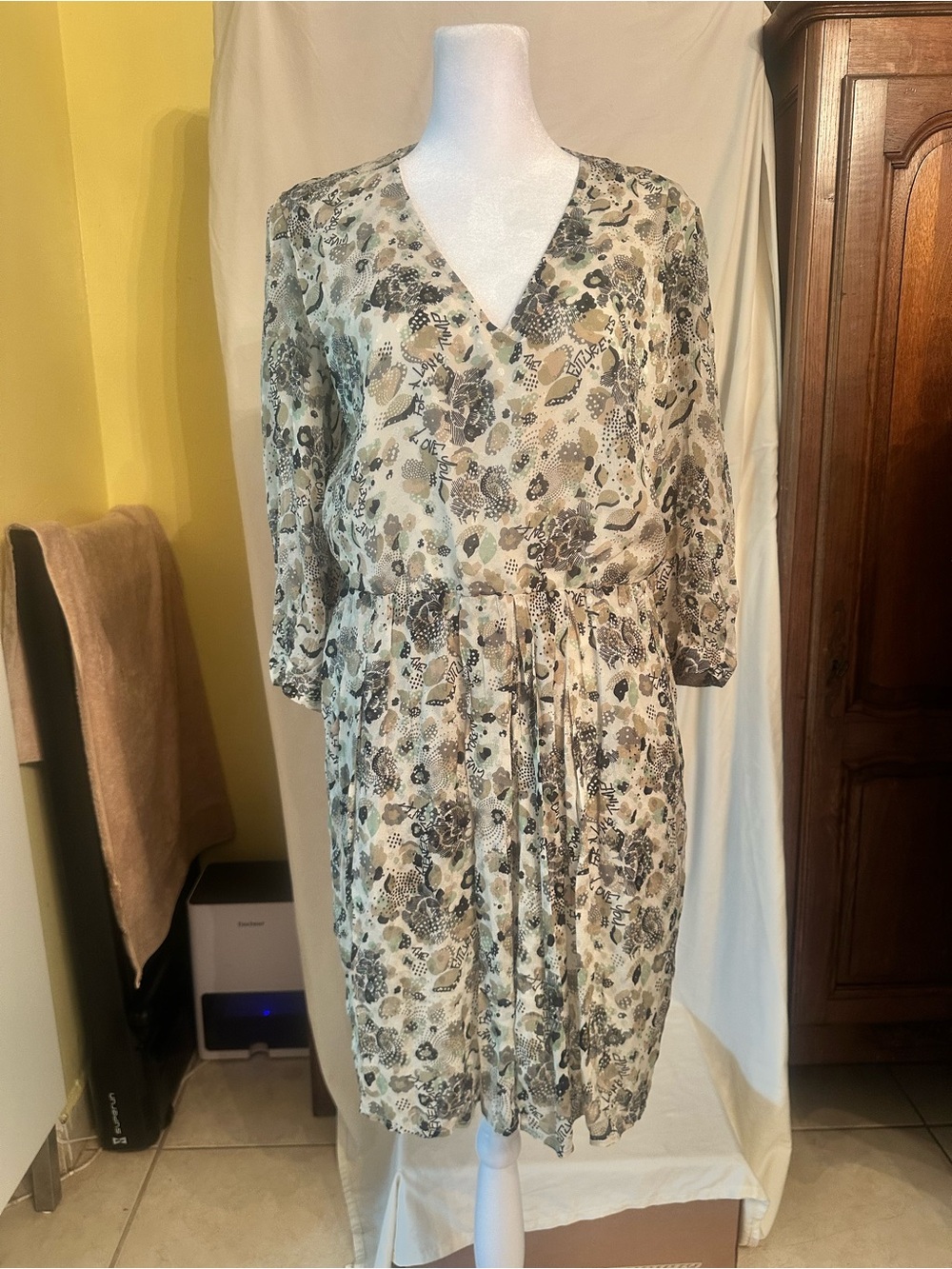 NWT IKKS Floral Print V-Neck Women’s Dress in Beige and Olive